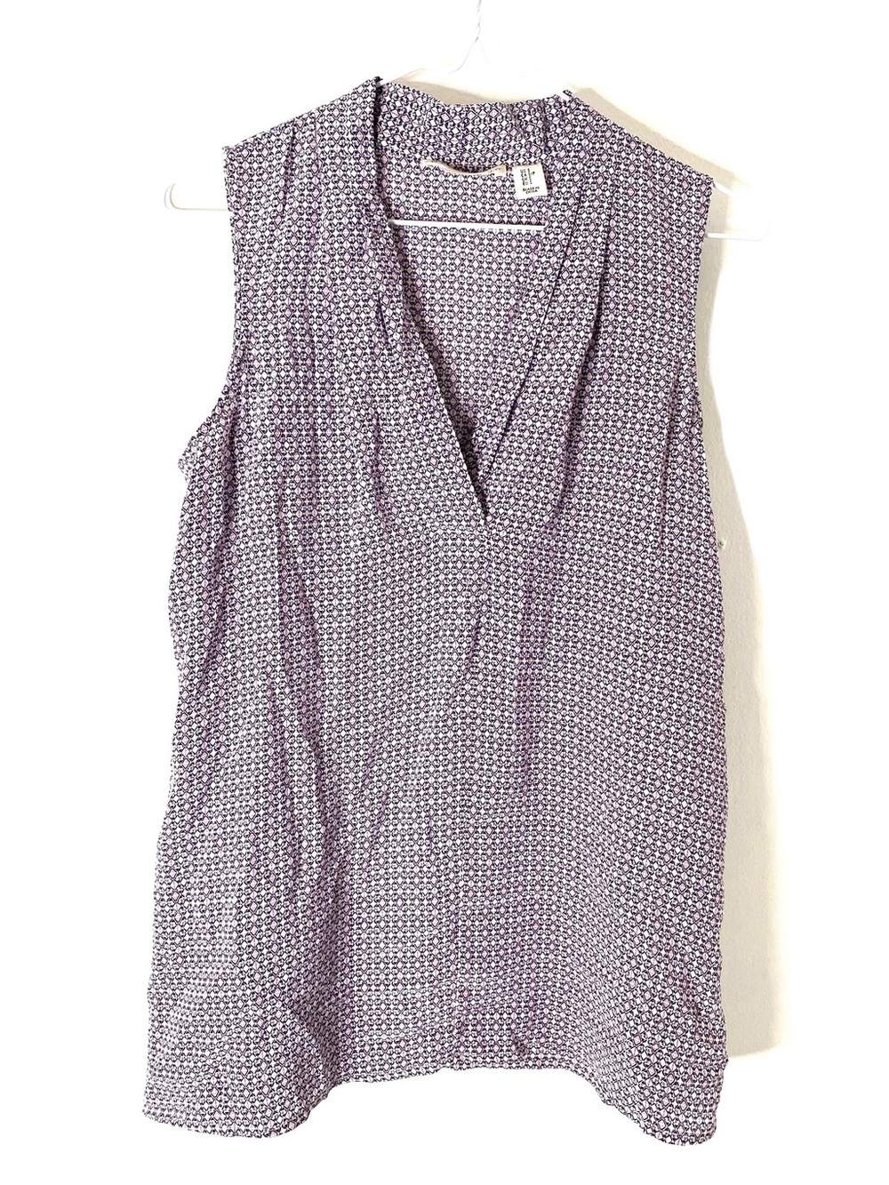 Max Studio 100% Silk Printed Sleeveless Blouse Split V Neck Diamond Pattern Top